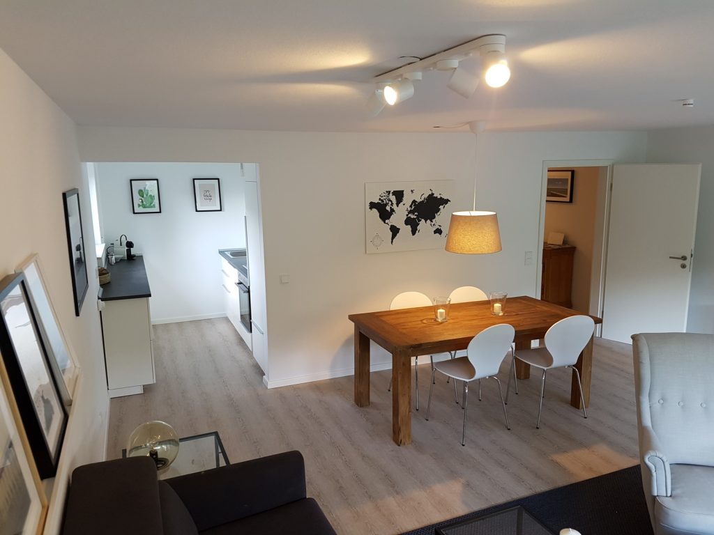 Wohnnzimmer und Esszimmer mit Massivholz Tisch