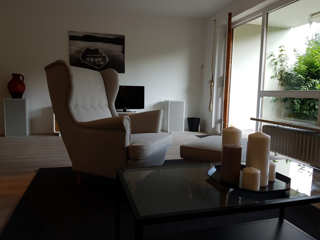 Wohnzimmer mit Blick ins Grüne und Sessel