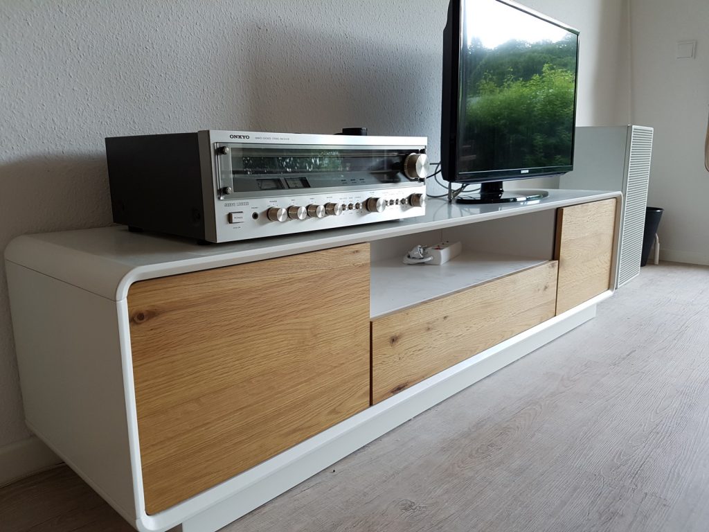Sideboard im Wohnzimmer mit TV und stylischer Stereoanlage